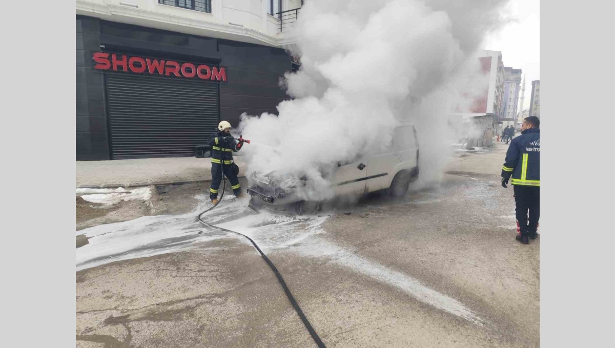 Van'da seyir halindeki araç yandı