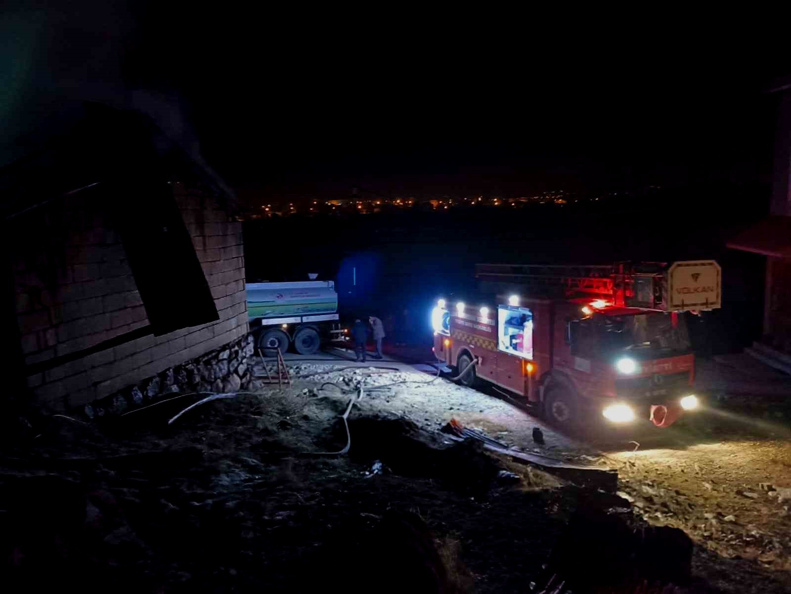 Van'da tandır evi alevlere teslim oldu