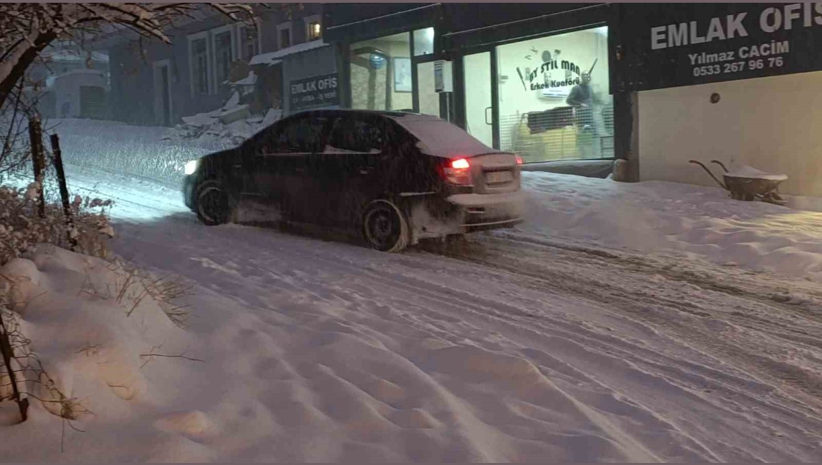 Van'da yoğun kar yağışı nedeniyle uçak seferleri iptal edildi