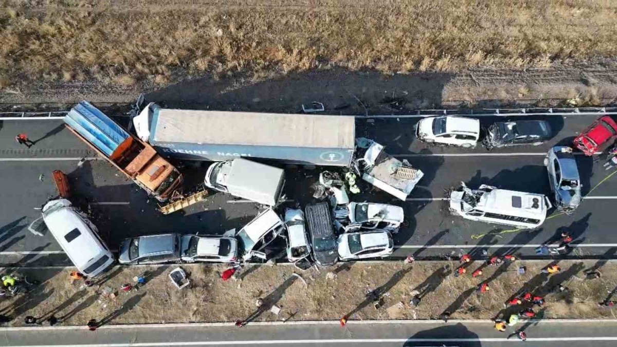 Van'daki zincirleme trafik kazalarına 35 araç karıştı