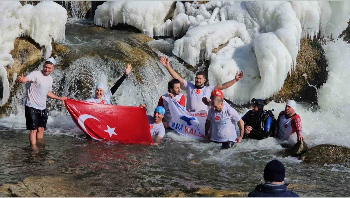 Van Gölü aktivistleri dondurucu soğuğa rağmen Muradiye şelalesine girdiler