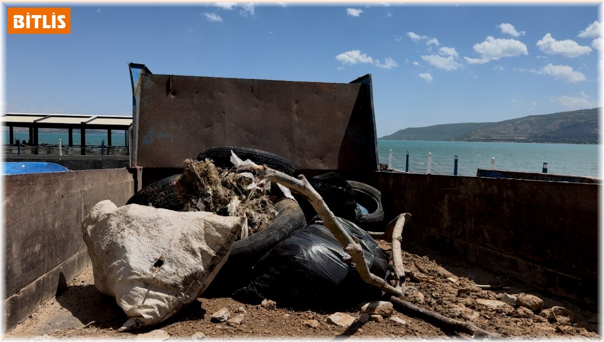 Van Gölü'nden yaklaşık 20 ton çöp çıkarıldı