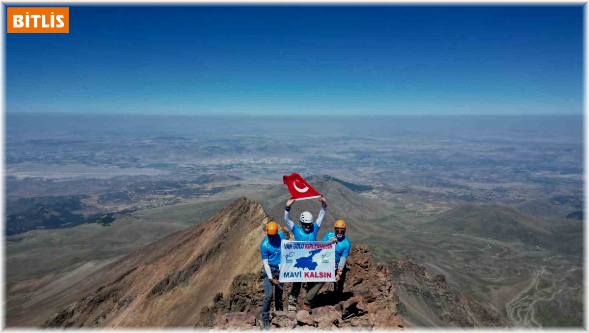 Van Gölü'ne dikkat çekmek için Erciyes Dağı'na tırmandılar