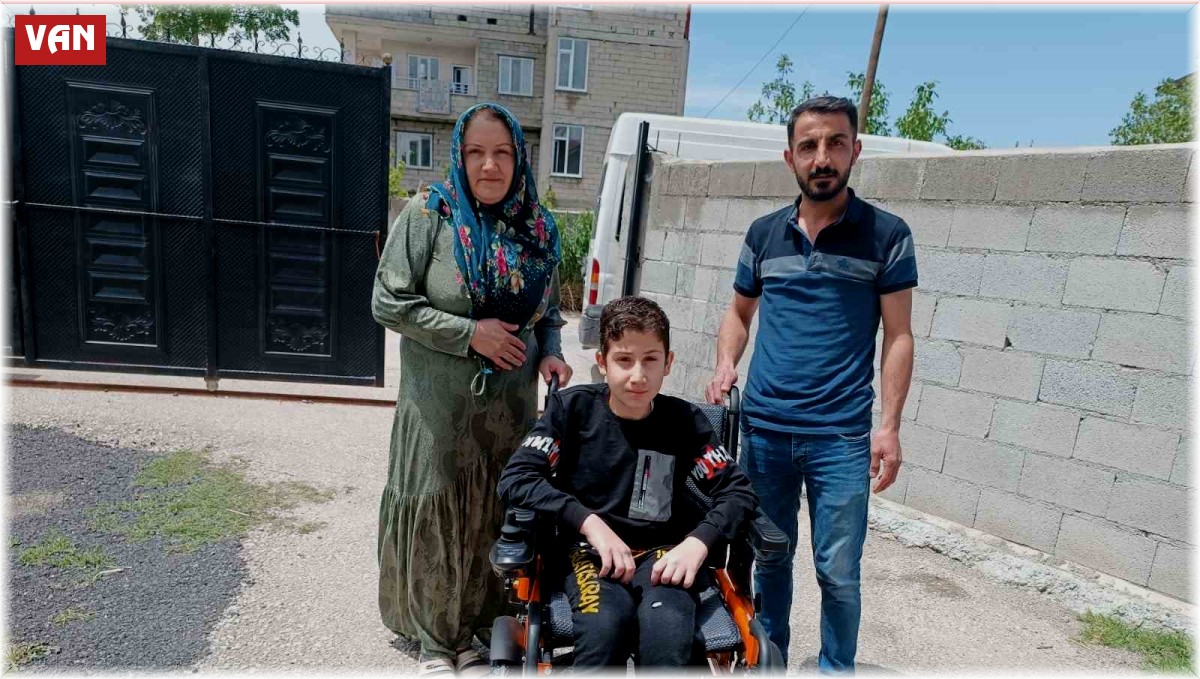 Vanlı Amcan'dan spina bifida hastası Harun'a akülü sandalye