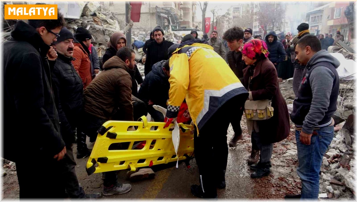 Yakınının enkazdan çıkarılan cenazesini görünce bayıldı