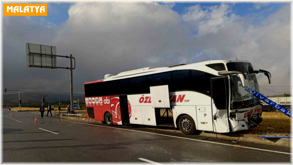 Yolcu otobüsü ile traktör çarpıştı: 1 ölü 1 yaralı