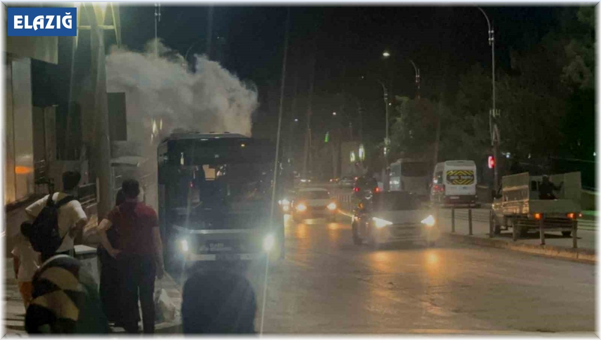 Yolcu otobüsünden çıkan duman paniğe neden oldu