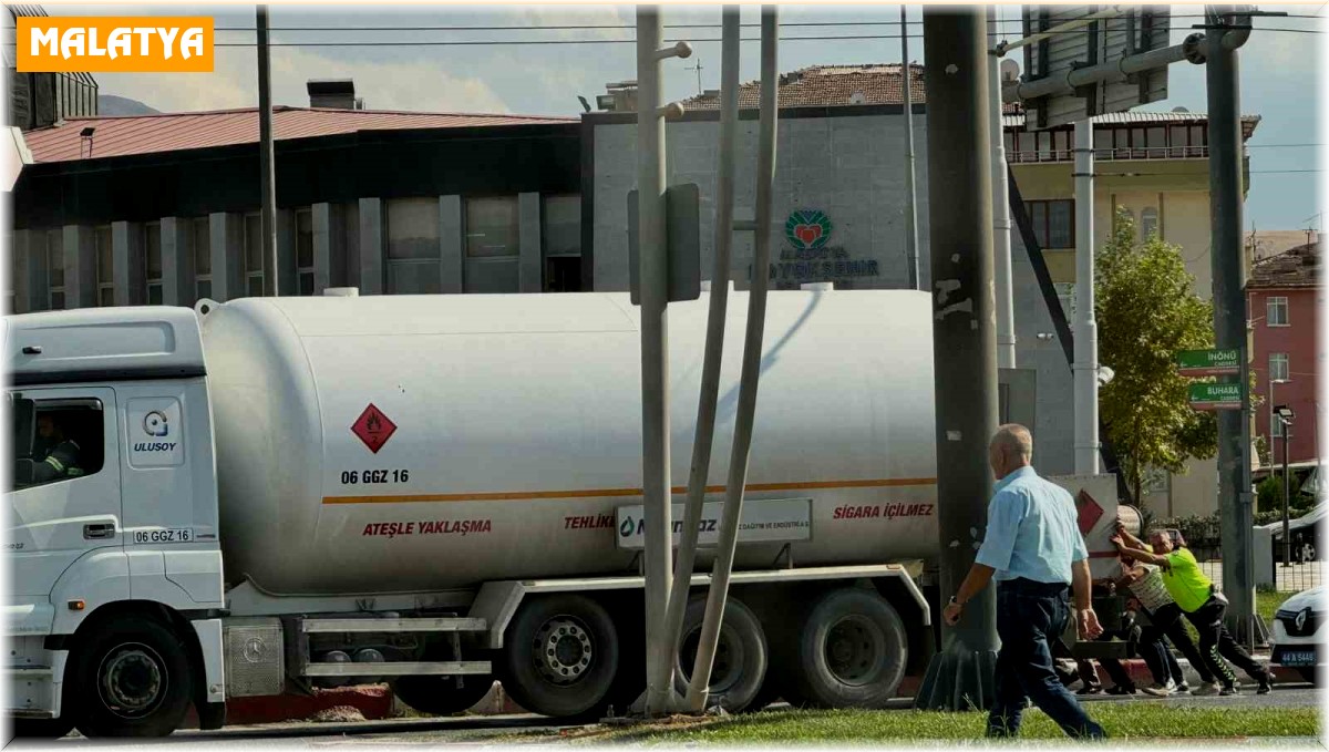 Yolda kalan yakıt tankerini imdadına polis ekipleri yetişti