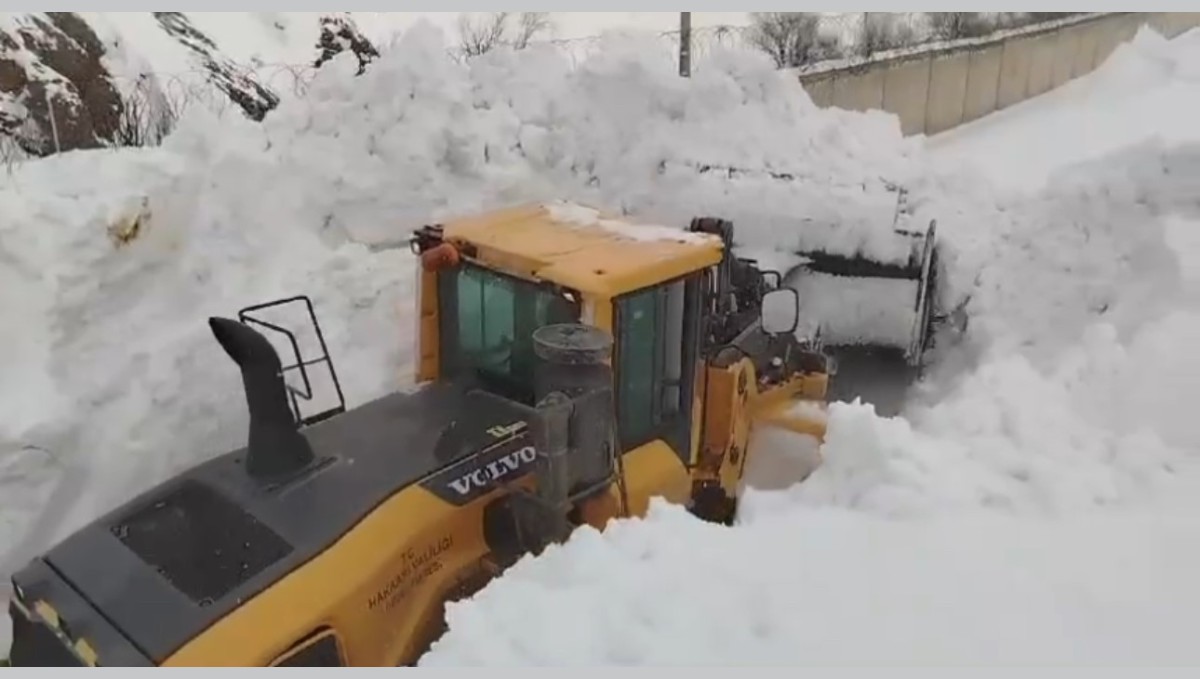 Yüksekova'da 3 metreyi geçen kar tünellerinde çalışma