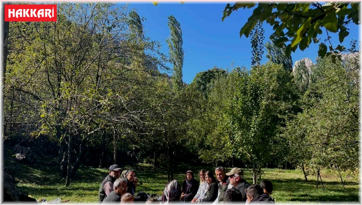 Yüksekova'da çiftçiler bilgilendiriliyor