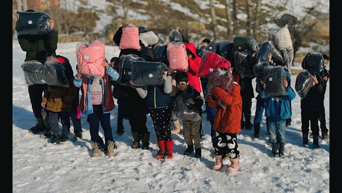 Yüksekova'da çocuklara mont ve ayakkabı yardımı yapıldı