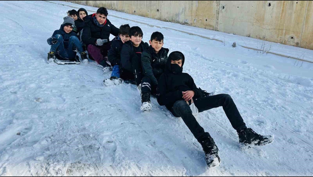 Yüksekova'da kar yağışını çocuklar eğlenceye çevirdi