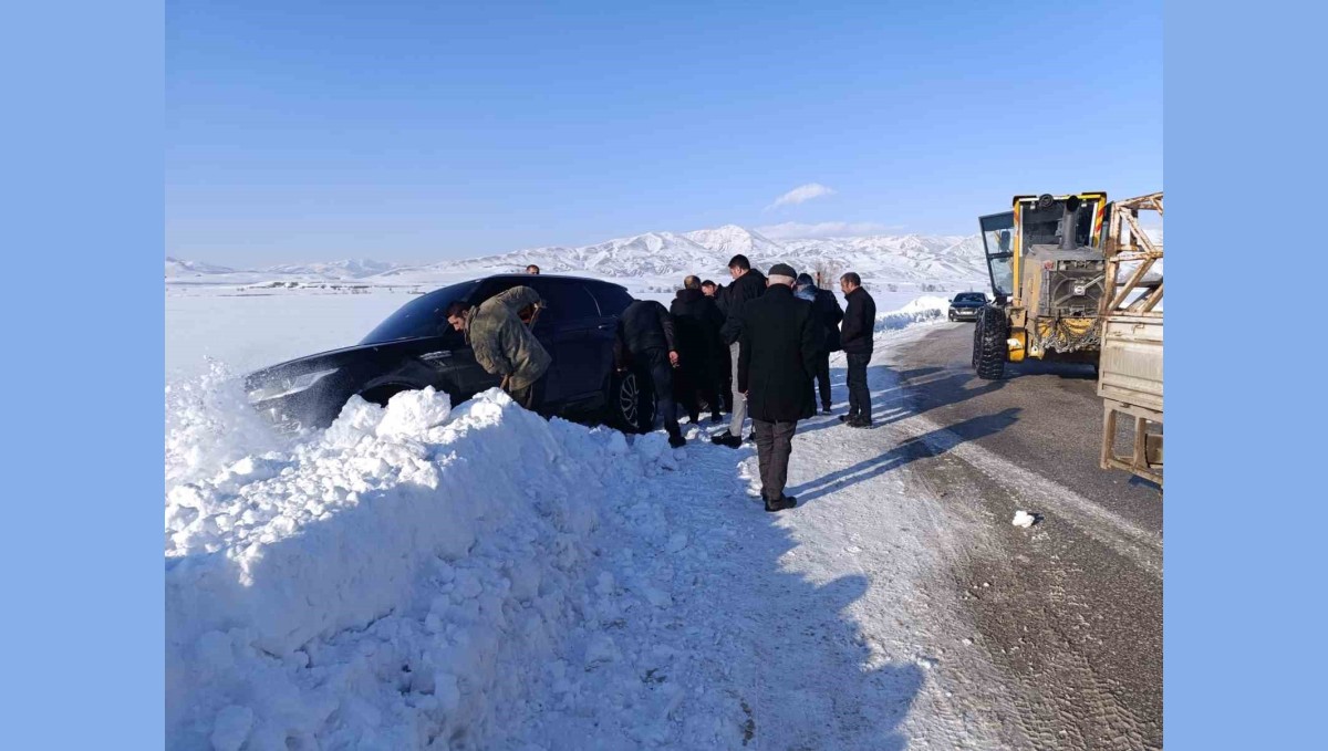 Yüksekova'da kara saplanan aracı ekipler kurtardı