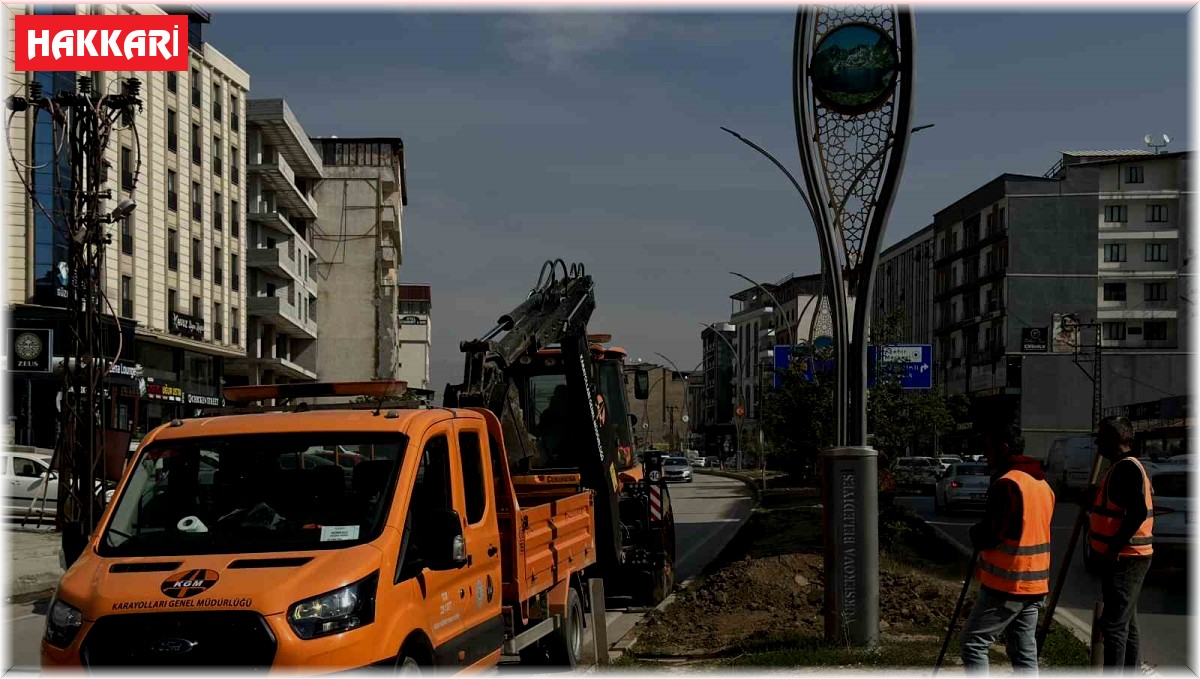 Yüksekova'da refüj yenileme çalışması