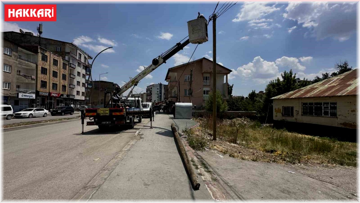 Yüksekova'da tehlike saçan elektrik direği yenilendi