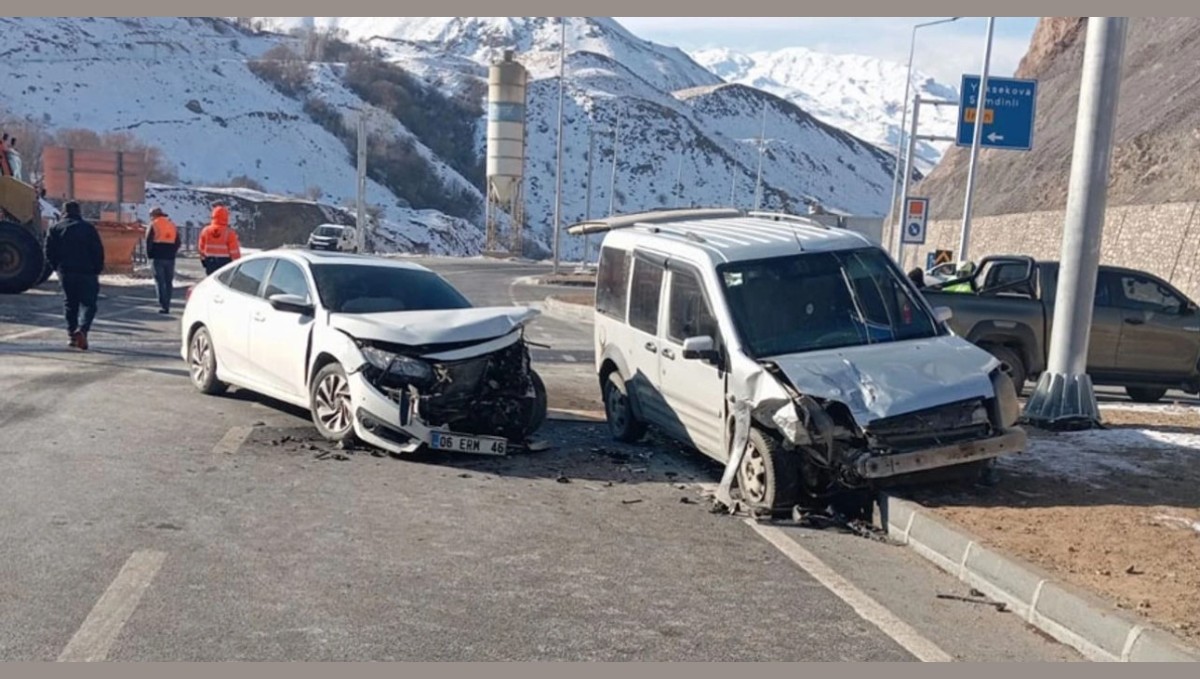 Yüksekova'da trafik kazası: 2 yaralı