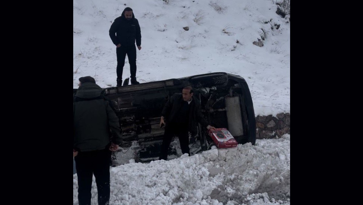 Yüksekova'da trafik kazası: 3 yaralı