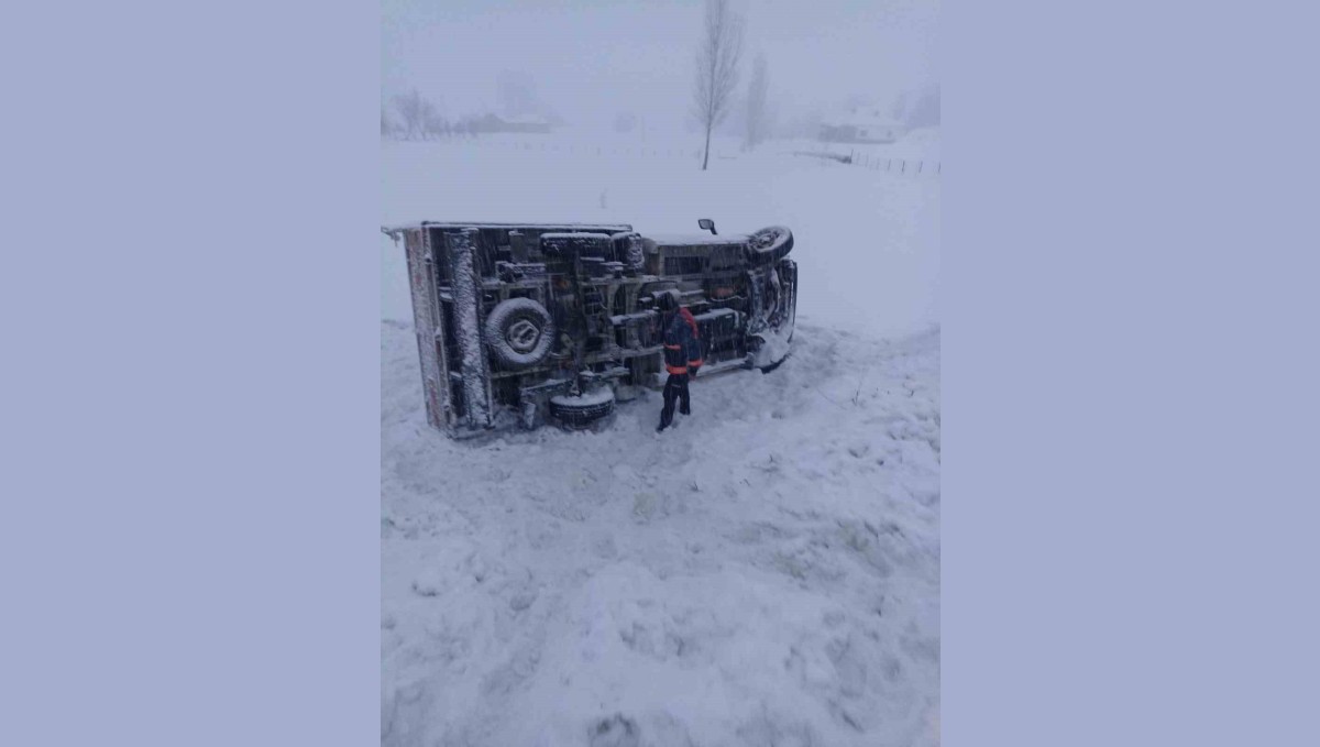 Yüksekova'da yoldan çıkan kamyonet devrildi: 3 yaralı