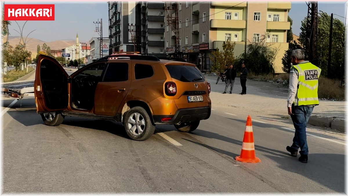 Yüksekova'da yolun karşısına geçmek isteyen kıza araba çarptı