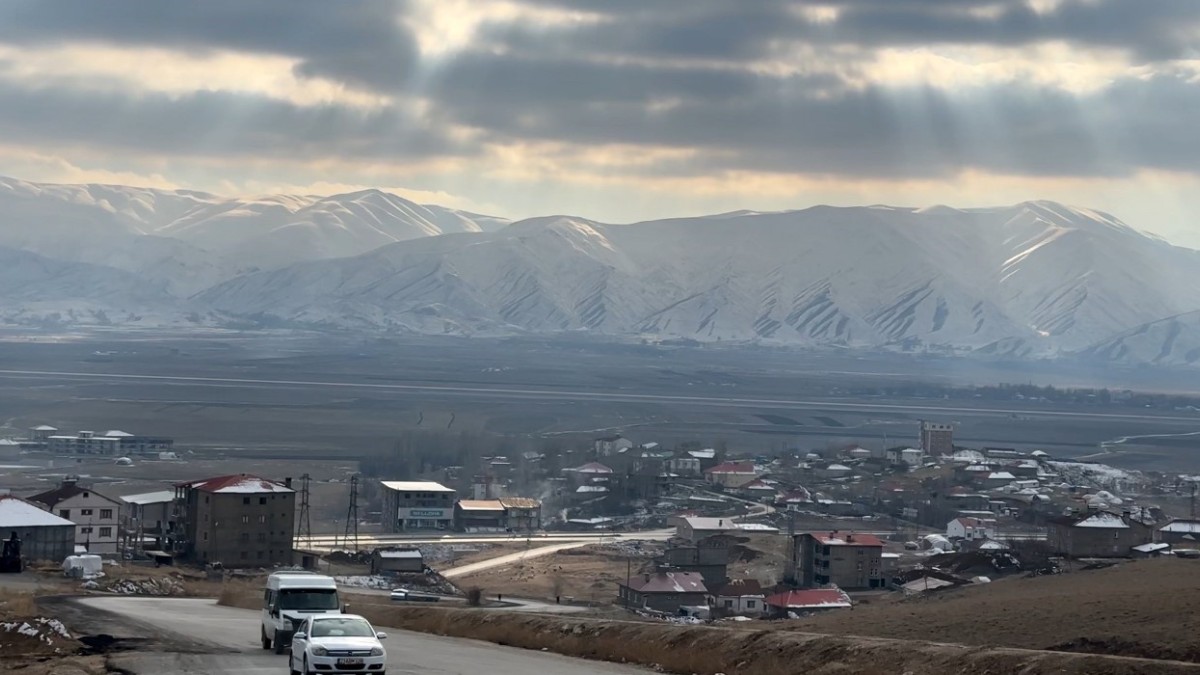 Yüksekova'nın etrafını saran dağlar karla kaplandı