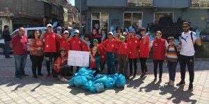Gönüllü gençler cadde ve sokaklarda çöp topladı