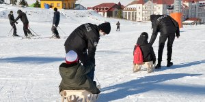 Kars'ta tatil yapma imkanı olmayan çocuklar polisin desteğiyle kayak keyfi yaşıyor