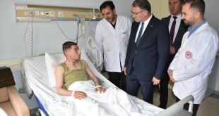 Vali Balcı, trafik kazasında yaralanan askerleri ziyaret etti