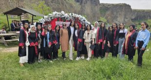 Ağrı'daki lise öğrencileri halay ve etkinliklerle mezuniyetlerini kutladı