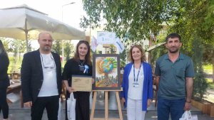 Ağrılı Zeynep Çetin, 'Yeşil Geleceğim, Ailem ve Ben' resim yarışmasında Türkiye birincisi oldu