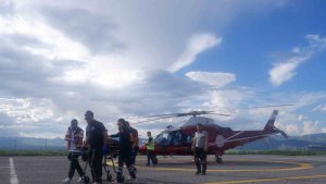 Çaşır toplarken kayalıklardan düşen kadın ambulans helikopterle hastaneye sevk edildi