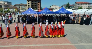 Muş Valisi Çakır, yıl sonu sergisinin açılışına katıldı