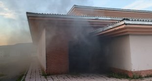 Kars'ta Kağızman İlçe Milli Eğitim Müdürlüğü deposunda çıkan yangın söndürüldü