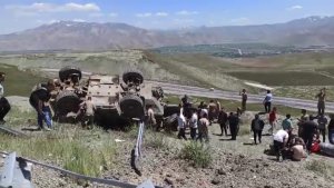 Van'da askeri araç devrildi: 3 asker yaralı