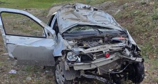 Karlıova'da devrilen otomobilin sürücüsü yaralandı
