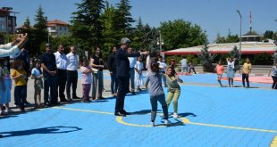 Malatya'da okul bahçeleri geleneksel çocuk oyun alanlarıyla donatıldı