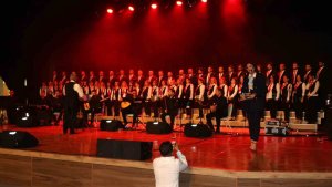Erzincan'da farklı meslek gruplarından insanların bir araya geldiği 'Kardeşlik Korosu' ilk konserini verdi