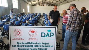 Elazığ'da çiftçilere badem silkeleme ve çapa makinesi dağıtıldı
