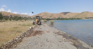 Sivrice'de Hazar Gölü çevresinde temizlik çalışması yapılıyor