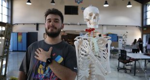 Malatya'da üniversiteliler geri dönüşüm malzemelerinden 'Atıktan Sanata' sergisi açtı