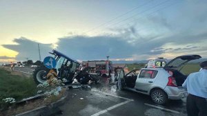 Ağrı'da traktör otomobille çarpıştı: 4 yaralı