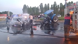 Ağrı'da otomobil ile traktörün çarpıştığı kazada 4 kişi yaralandı
