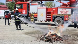 Iğdır Belediyesi İtfaiye Müdürlüğü ekipleri canlı kurtarma ve yangın tatbikatı gerçekleştirdi