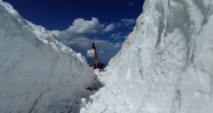 Hakkari'de ekiplerin karla mücadelesi sürüyor