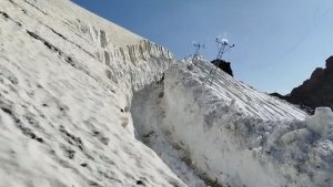 Yüksekova'da haziran ayında 8 metrelik kar tünelleri