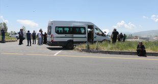 Kars'ta yolcu minibüsü refüje çarptı