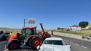 Ağrı'da yola atlayan traktör kazaya neden oldu