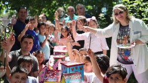 İlkokul öğrencileri sokak hayvanlarının yuvalarını onardı