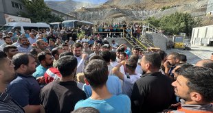 Elazığ'da maden işçileri iş bırakma eylemi yaptı