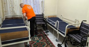 Hakkari'de engelli kardeşlere hasta karyolası ile tekerlekli sandalye desteği