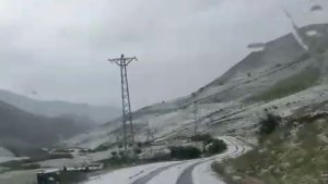 Erzurum'da dolu köyleri beyaza bürüdü